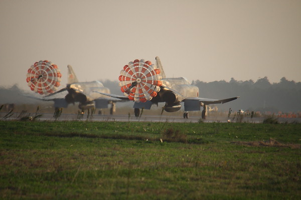 F-4EJ・・・２機同時テイクオフは何度か見たことあったけど、２機同時タッチダウンは初めて見たかも。